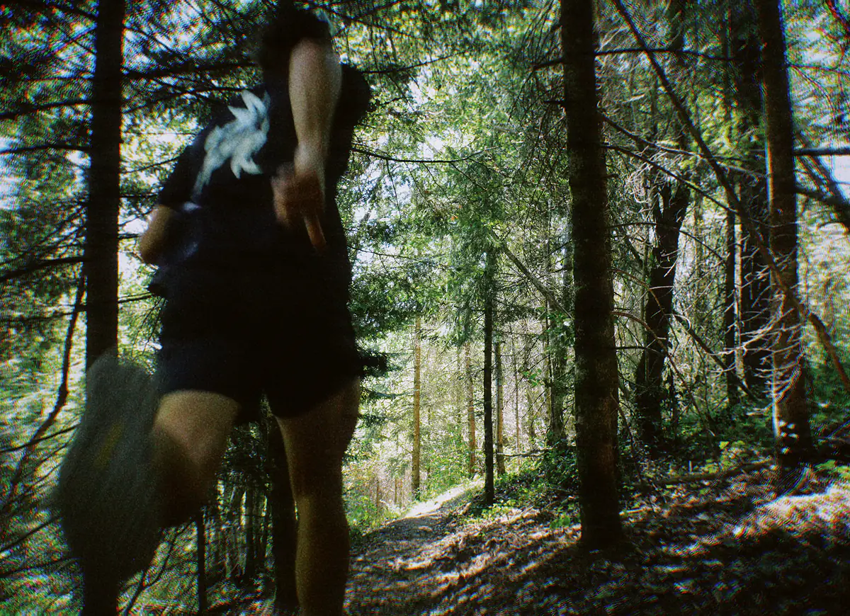 Coureur traversant une forêt